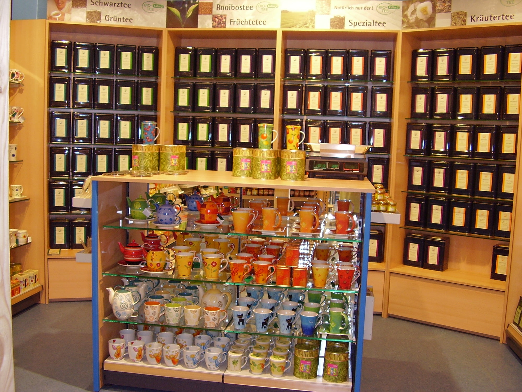 Teeregal in der Filiale iin Nürtingen