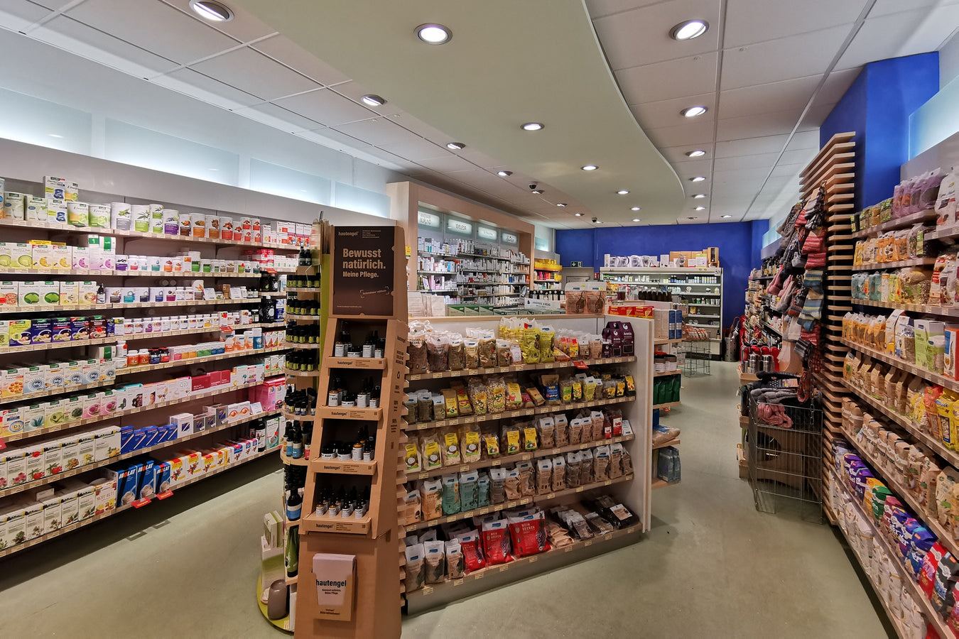 Regale mit Nüssen und Trockenfrüchten