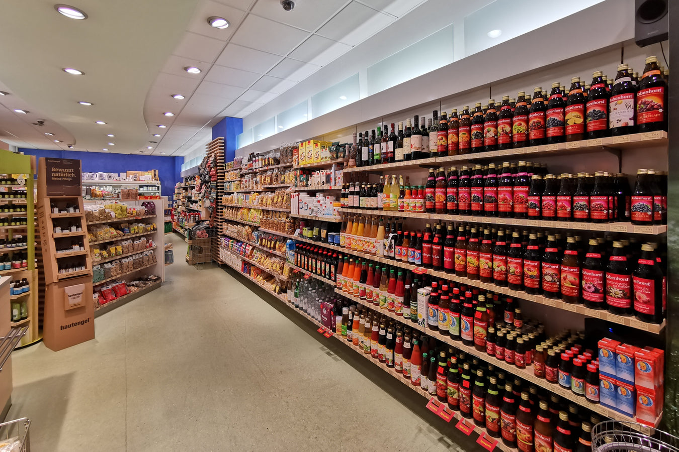 Regale mit unterschiedlichen Saftsorten