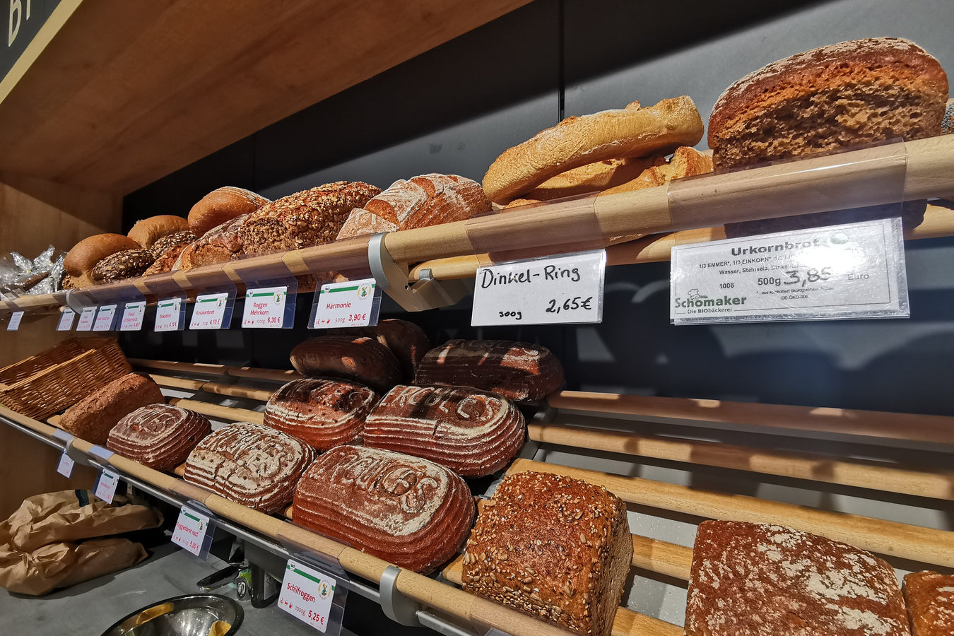 Brotregal in der Filiale