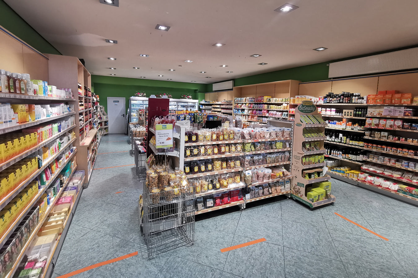 Regale mit Nüssen und Trockenfrüchten