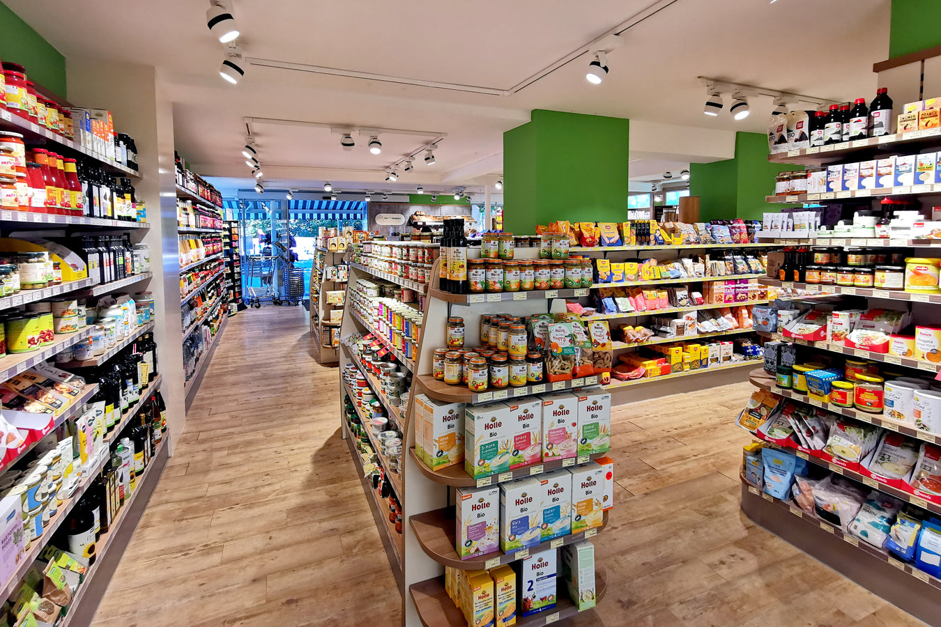 Regale mit Babynahrung