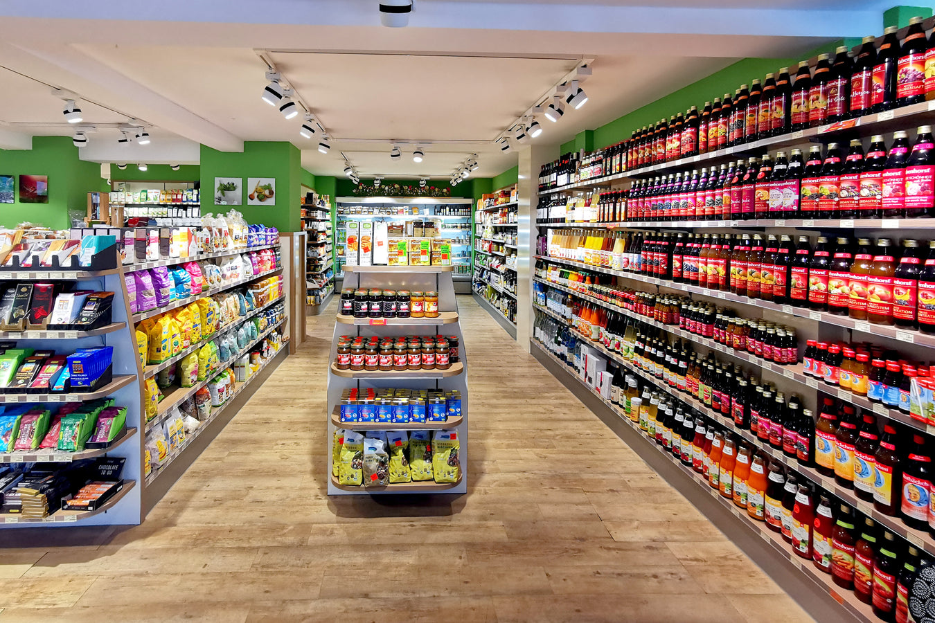 Regale mit Saft und Getreideflocken