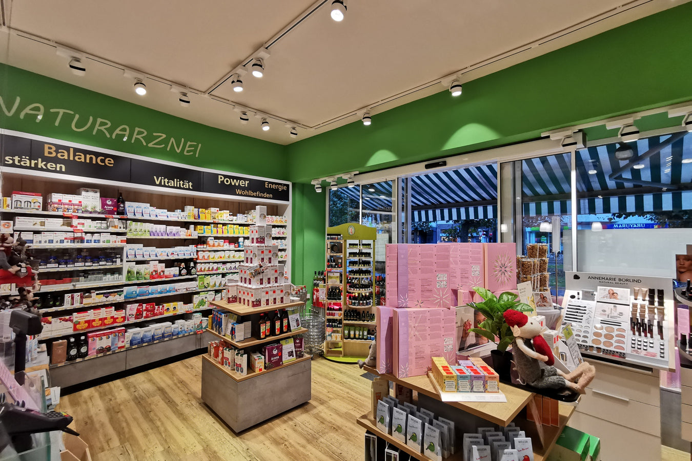 Eingangsbereich mit Blick auf die Naturarznei