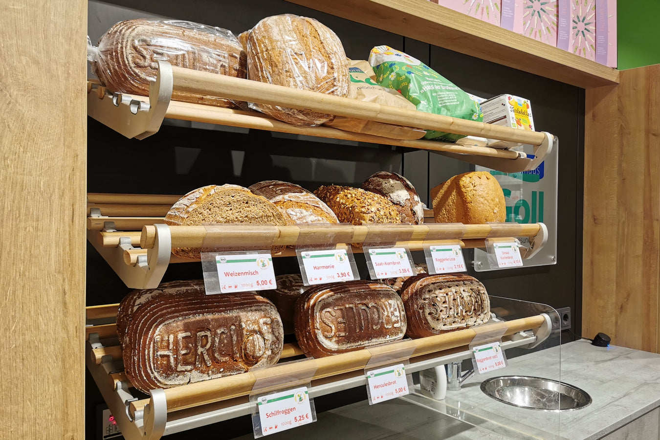 Brotregal in der Filiale