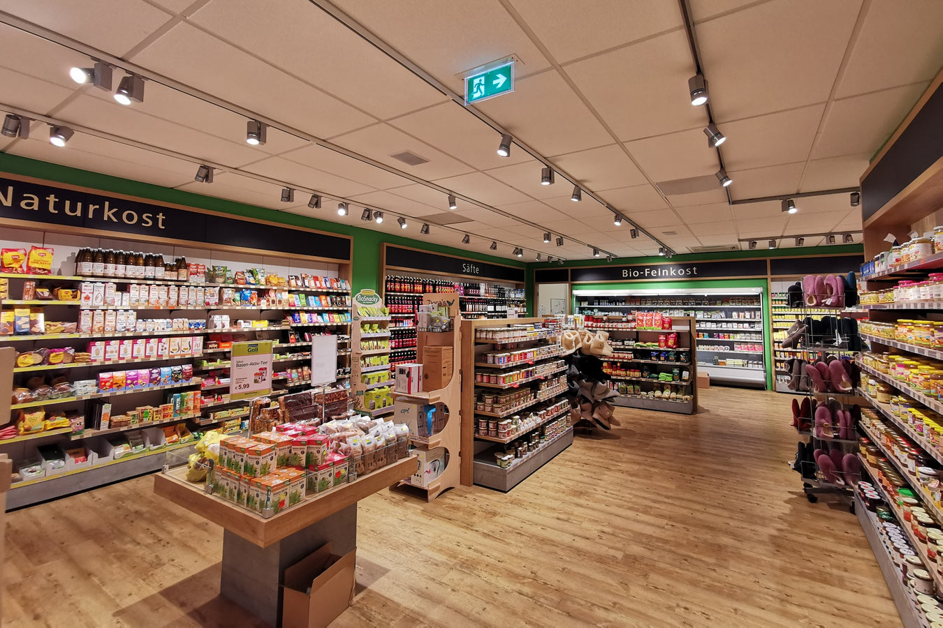 Regale mit verschiedenen Artikeln