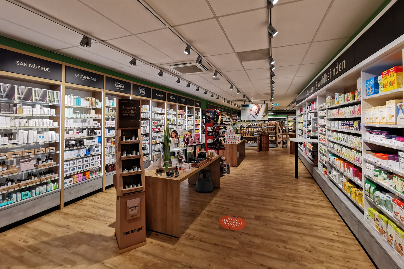 Regale mit Naturkosmetik