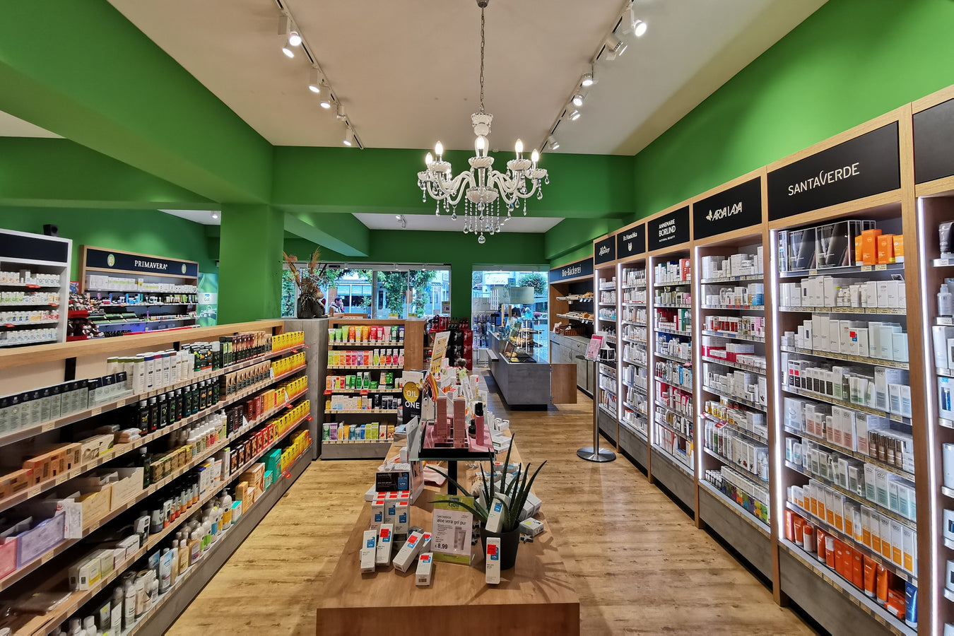 Regale mit Naturkosmetik