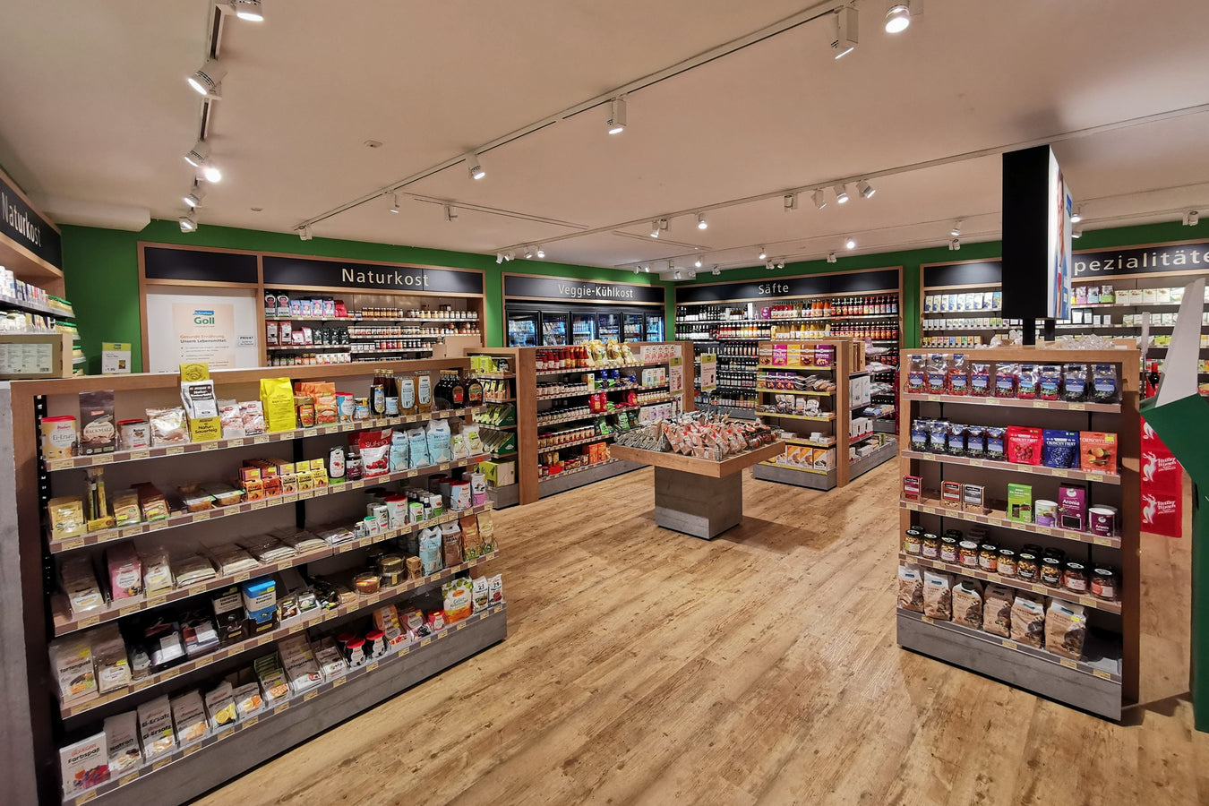 Regale in der Filiale mit Trockenfrüchten und Backzutaten