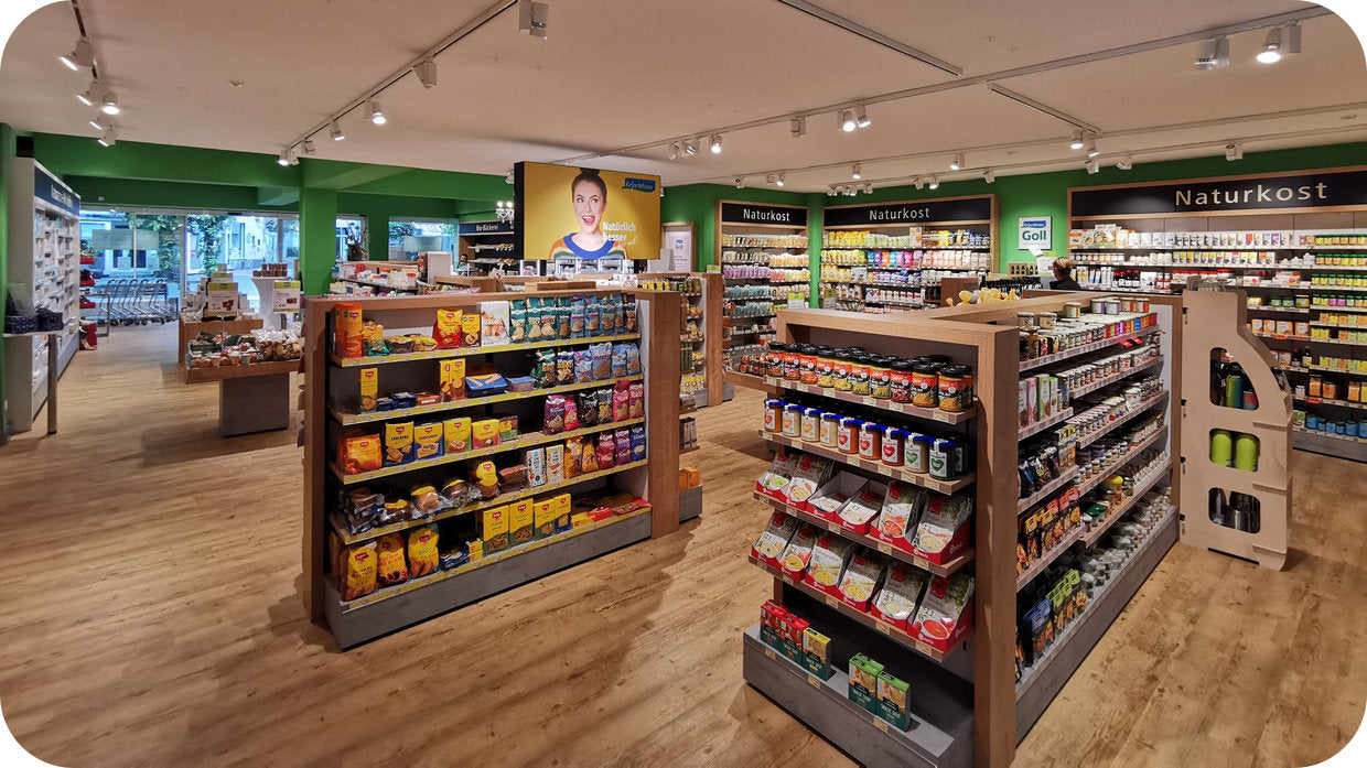Innenansicht einer Reformhaus Goll Filiale mit Regalen und Artikeln.