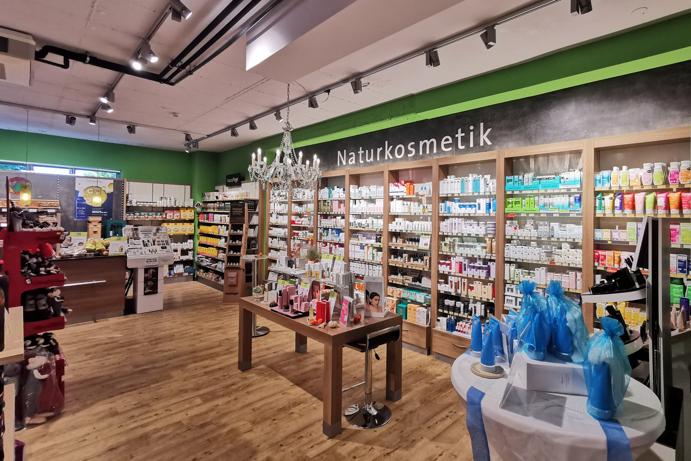 Regale mit Naturkosmetik