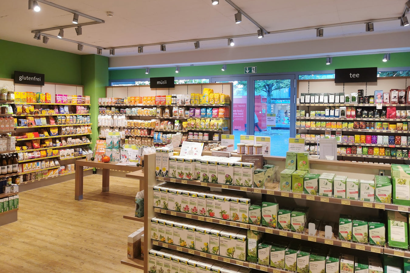 Regale mit Tee und Naturarznei