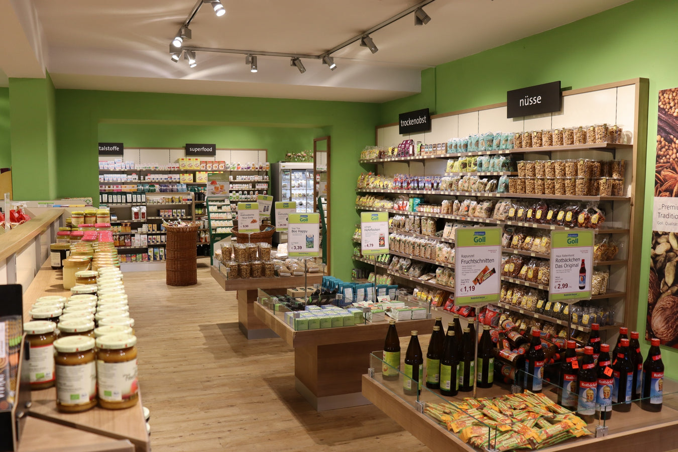 Regale mit Nüssen und Trockenfrüchten