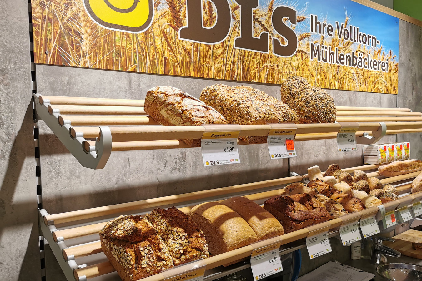 Regale mit frischem Brot