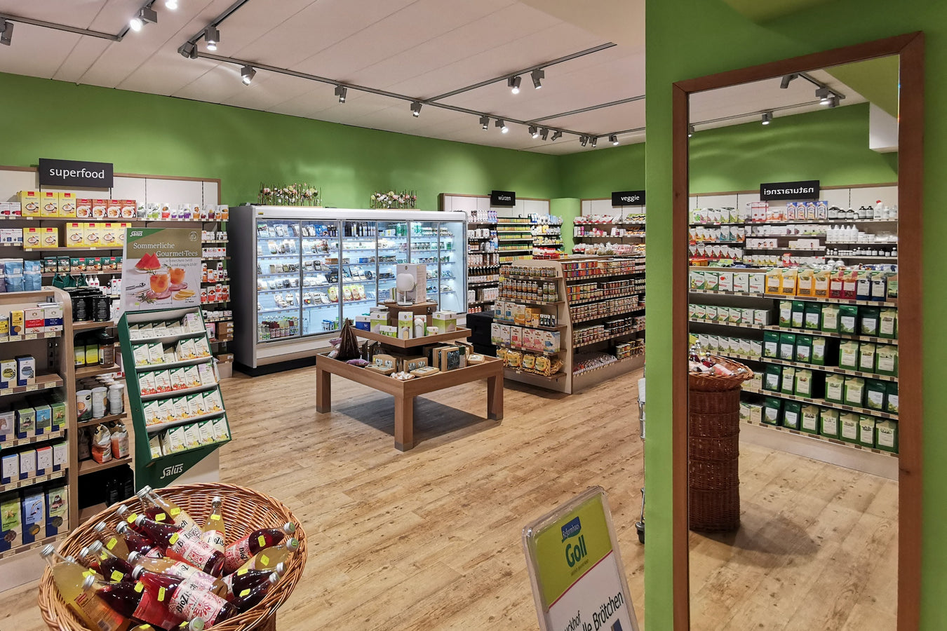 Einblick in die Filiale mit verschiedenen Artikeln