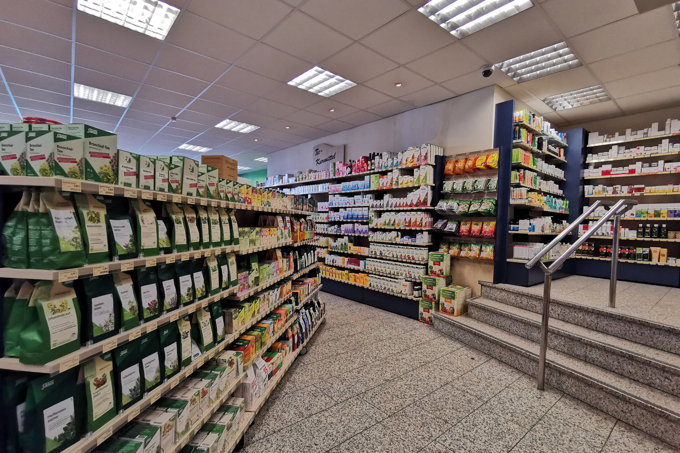 Regale im Laden mit Tee