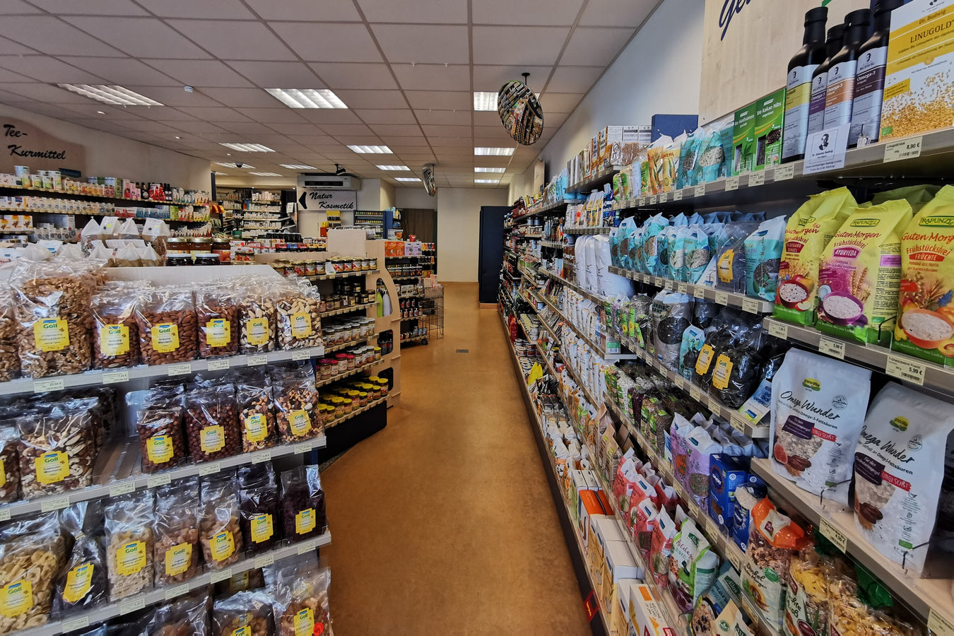 Regale in der Filiale mit Nüssen und Cerialien