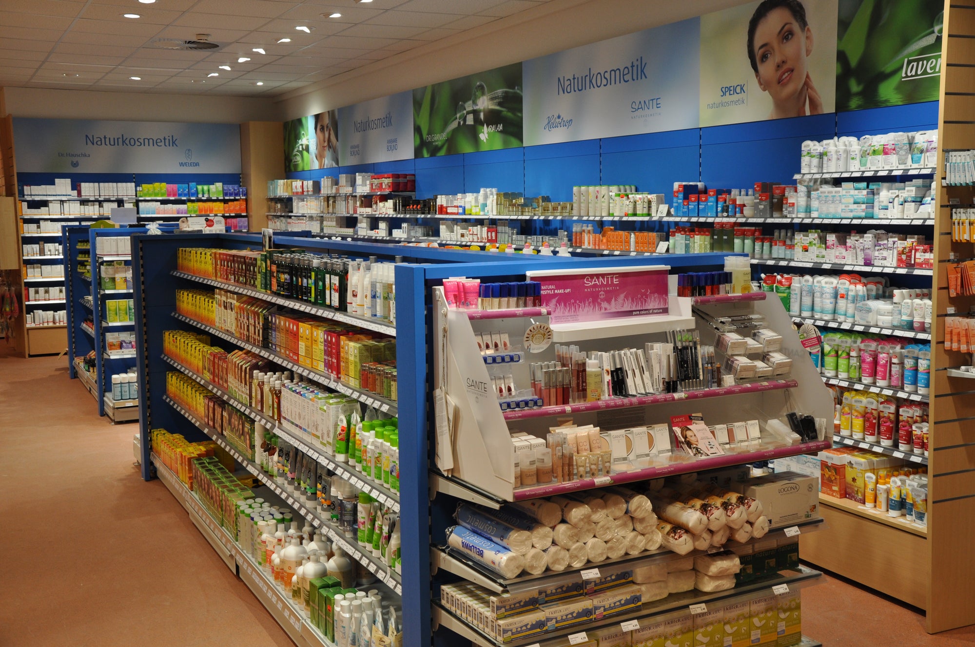Naturkosmetikregal der Filiale Backnang