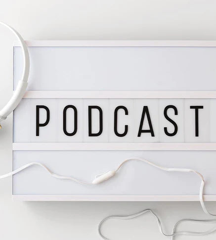 Bild einer Schrifttafel mit dem Wort Podcast