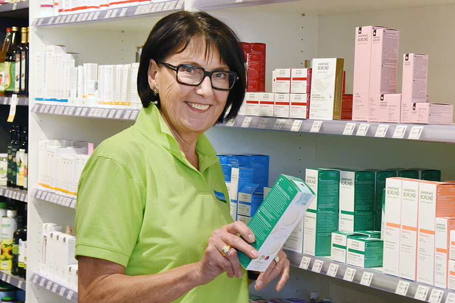 Frau Dorweiler am Kosmetikregal