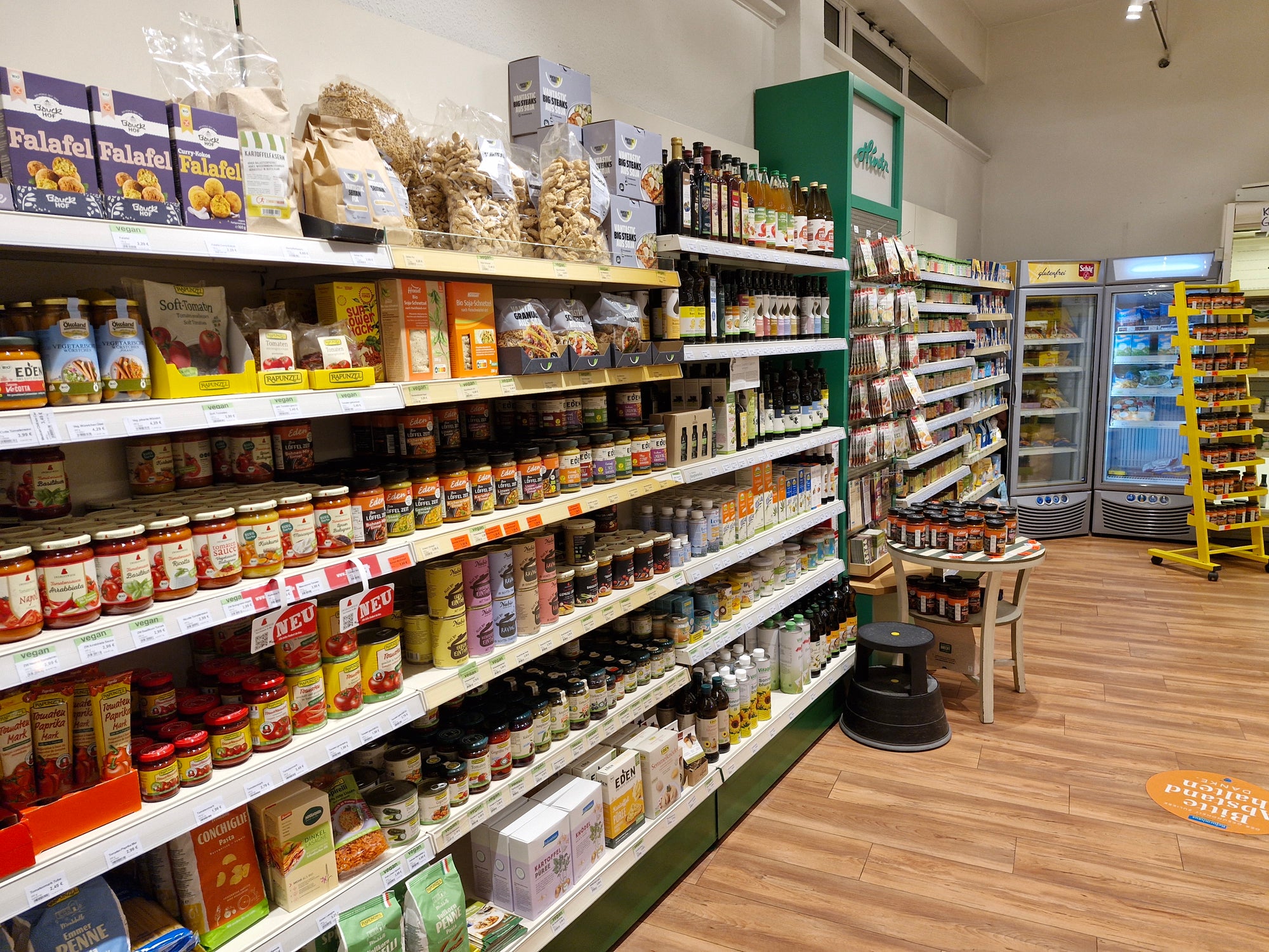 Regale mit Soßen und Fertiggerichten