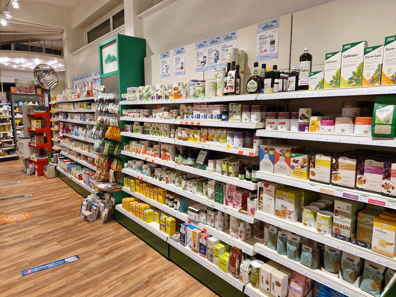Regale mit Nahrungsergänzungsmitteln