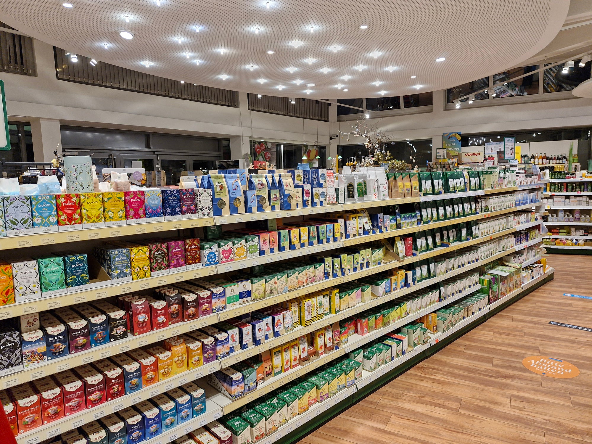 Regale mit unterschiedlichen Teesorten