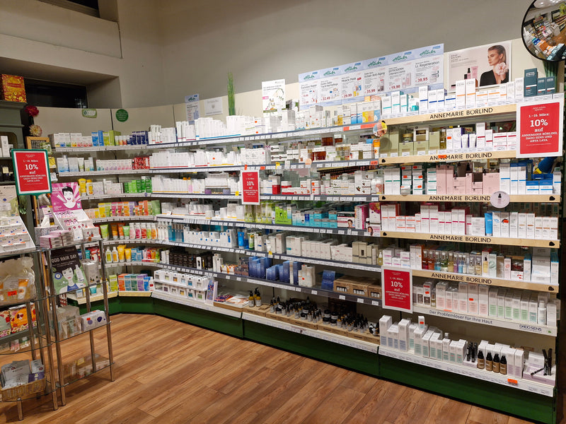 Regale mit Naturkosmetik