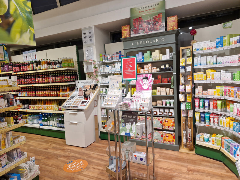 Bio Parfum und Makeup im Regal