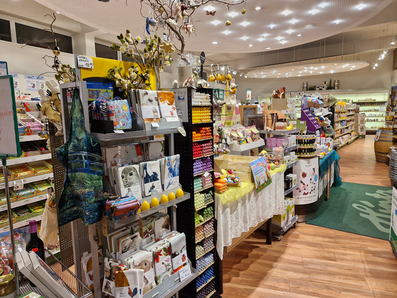 Regale mit Handtüchern und Kerzen