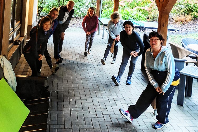 Kursteilnehmer:innen bei Dehnübungen