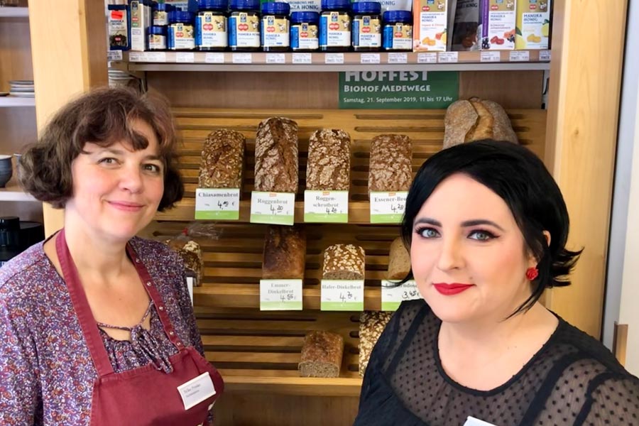 Frau Proske und Frau Schulze vor der Brottheke