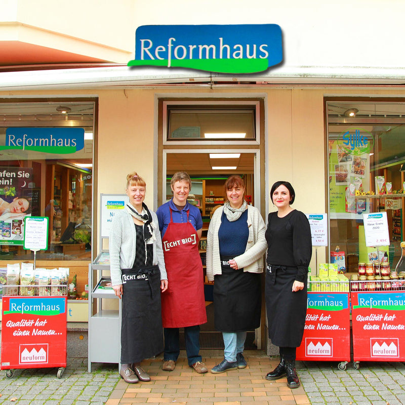 Teamfoto vor dem Reformhaus Schwester Sylke
