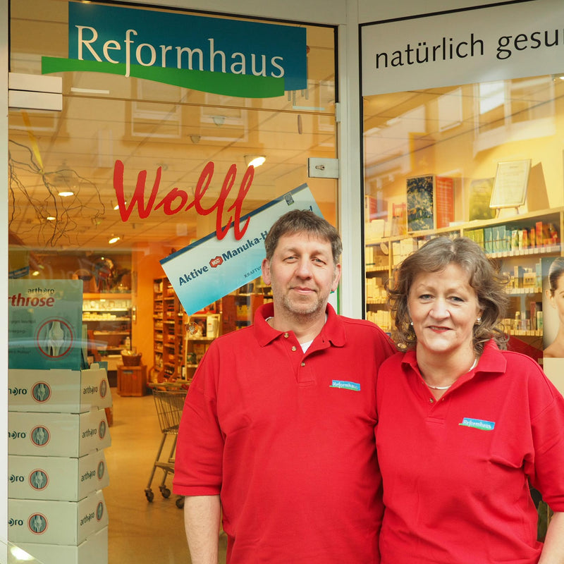 Inhaber Reformhaus Wolff vor dem Geschäft