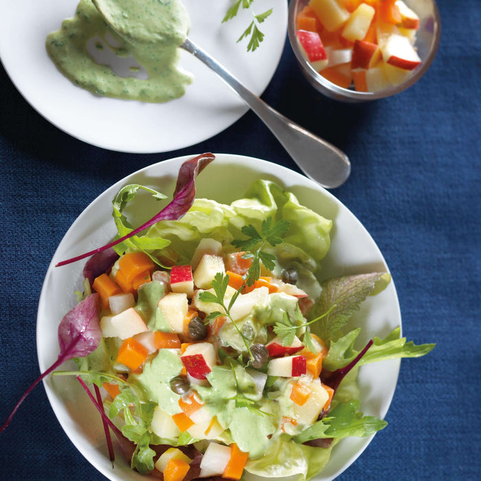 Gemüse-Salat mit Apfel und Sauce Tartar