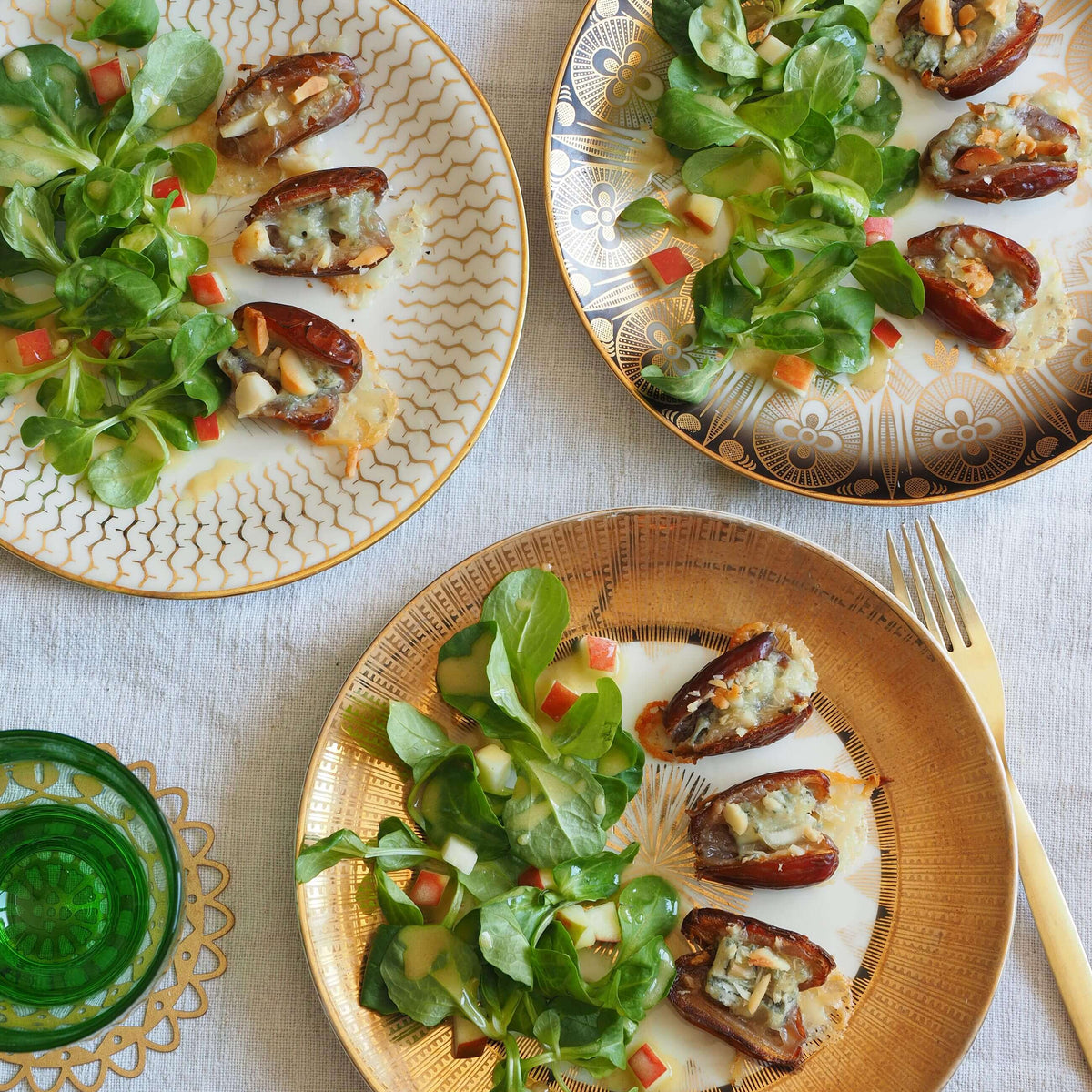 Gratinierte Gorgonzola-Datteln an Apfel-Feldsalat mit Manuka-Honig ...