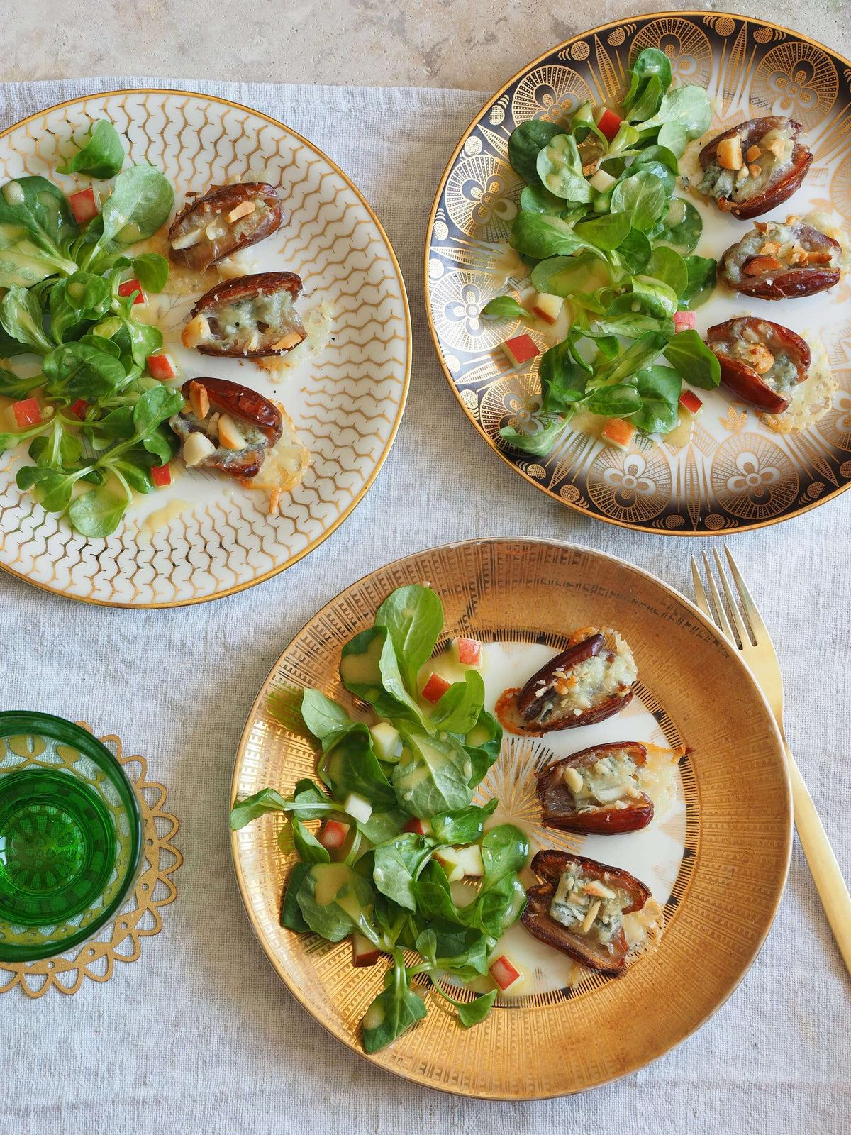 Gratinierte Gorgonzola-Datteln an Apfel-Feldsalat mit Manuka-Honig ...