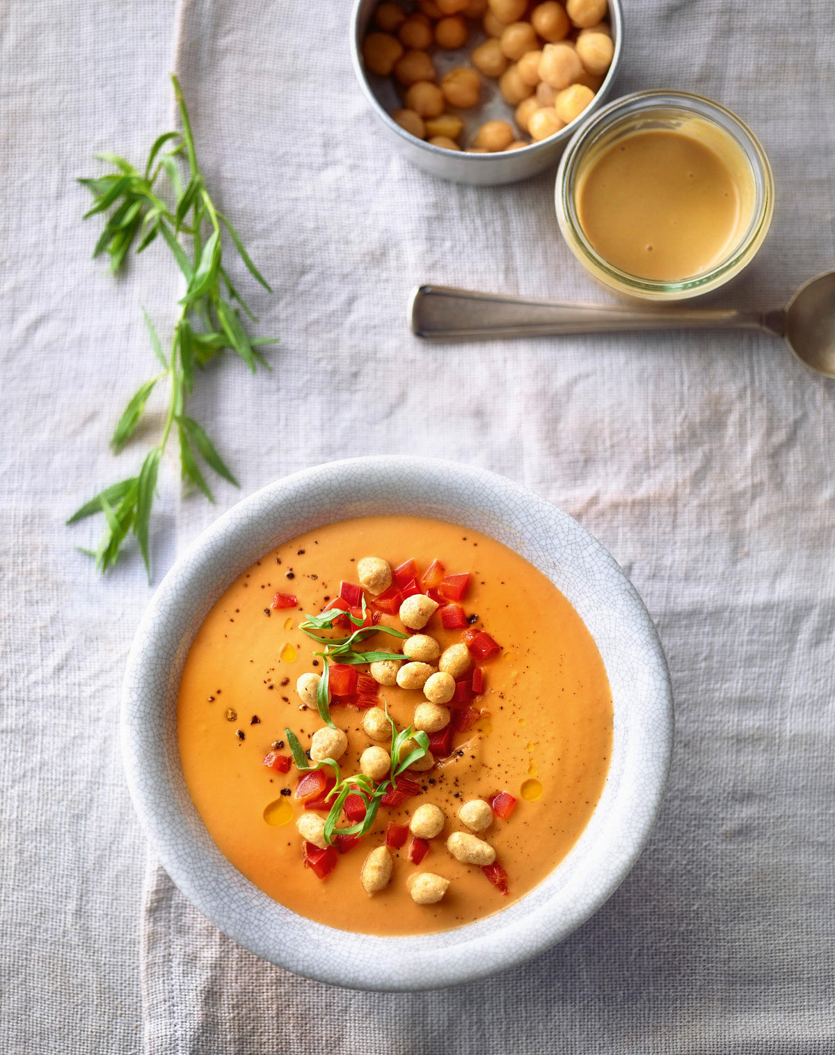 Kichererbsensuppe mit Paprika und Estragon — Reformhaus.de Kichererbsensuppe mit Paprika und Estragon — Reformhaus.de