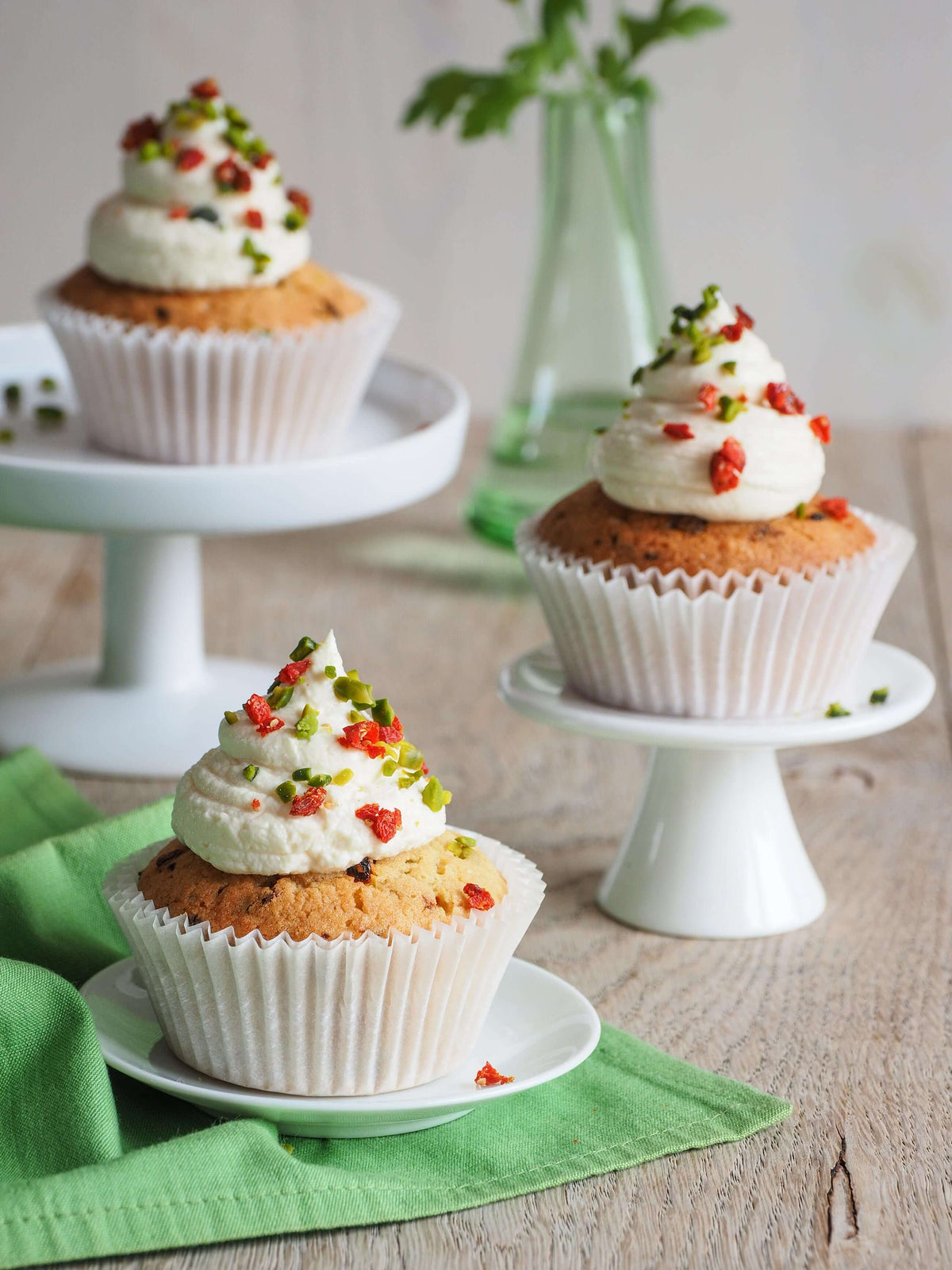 Gojibeeren-Pistazien-Cupcakes mit Honig-Zitronen-Frosting — Reformhaus.de