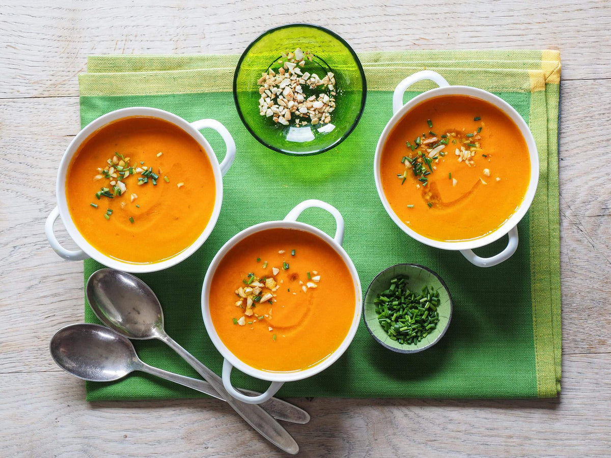 Möhren-Ingwersuppe mit Limettenknoblauchöl. gerösteten Cashewkernen und ...