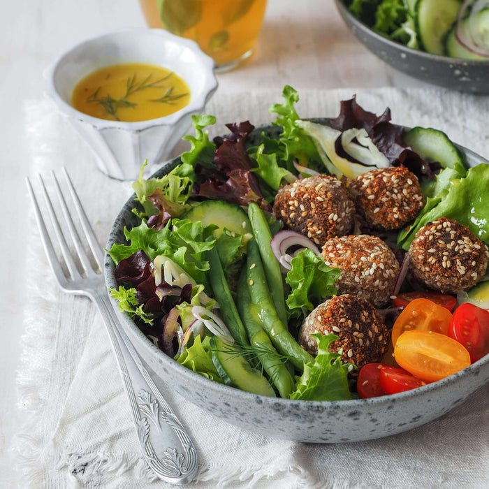 Sommer-Salat-Bowl mit würzigen Riesenbohnen-Sesam-Bällchen