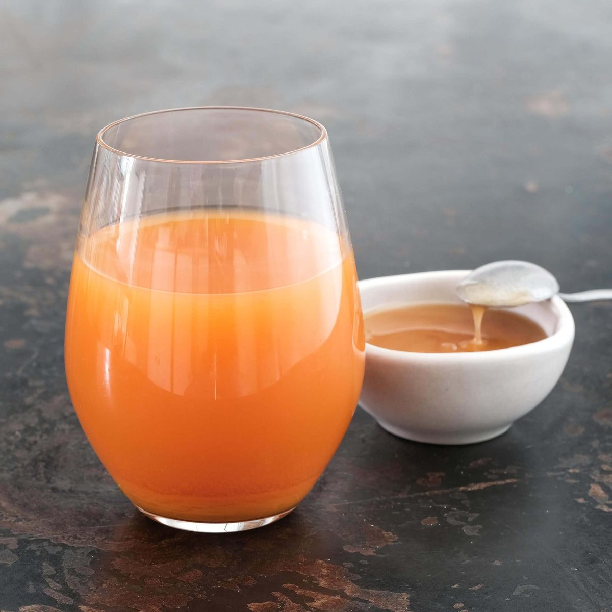 Möhren-Drink mit Mānuka Honig — Reformhaus.de Möhren-Drink mit Mānuka Honig — Reformhaus.de