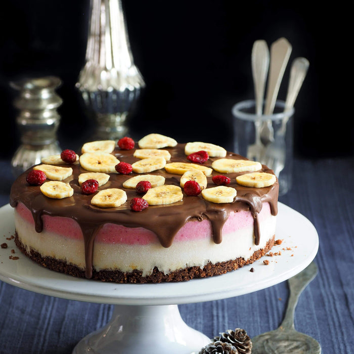 Cranberry-Nicecream Drip Cake mit Müsli-Knusperboden