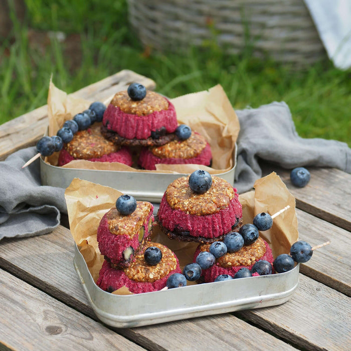 Cashew-Cheesecake-Sandwichtörtchen mit Heidelbeeren