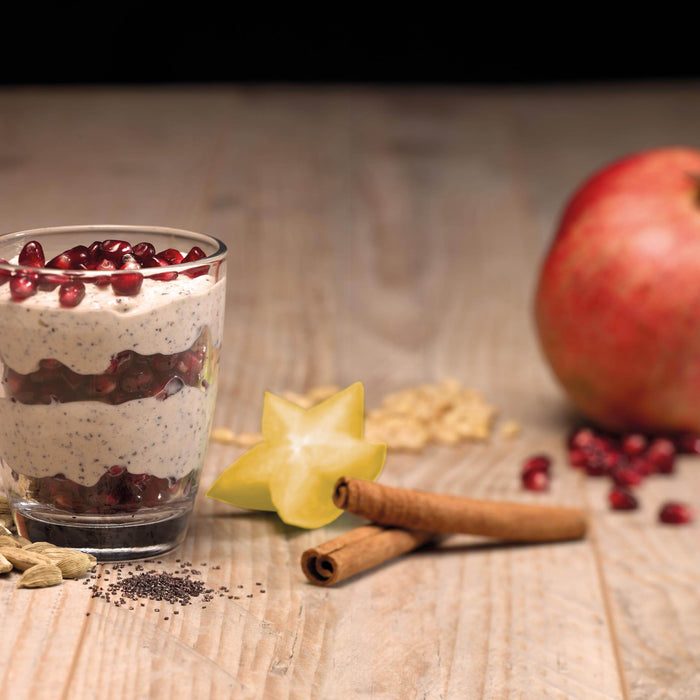 Festliche Dr. Budwig Quark-Leinöl-Creme mit Granatapfel und Mohn