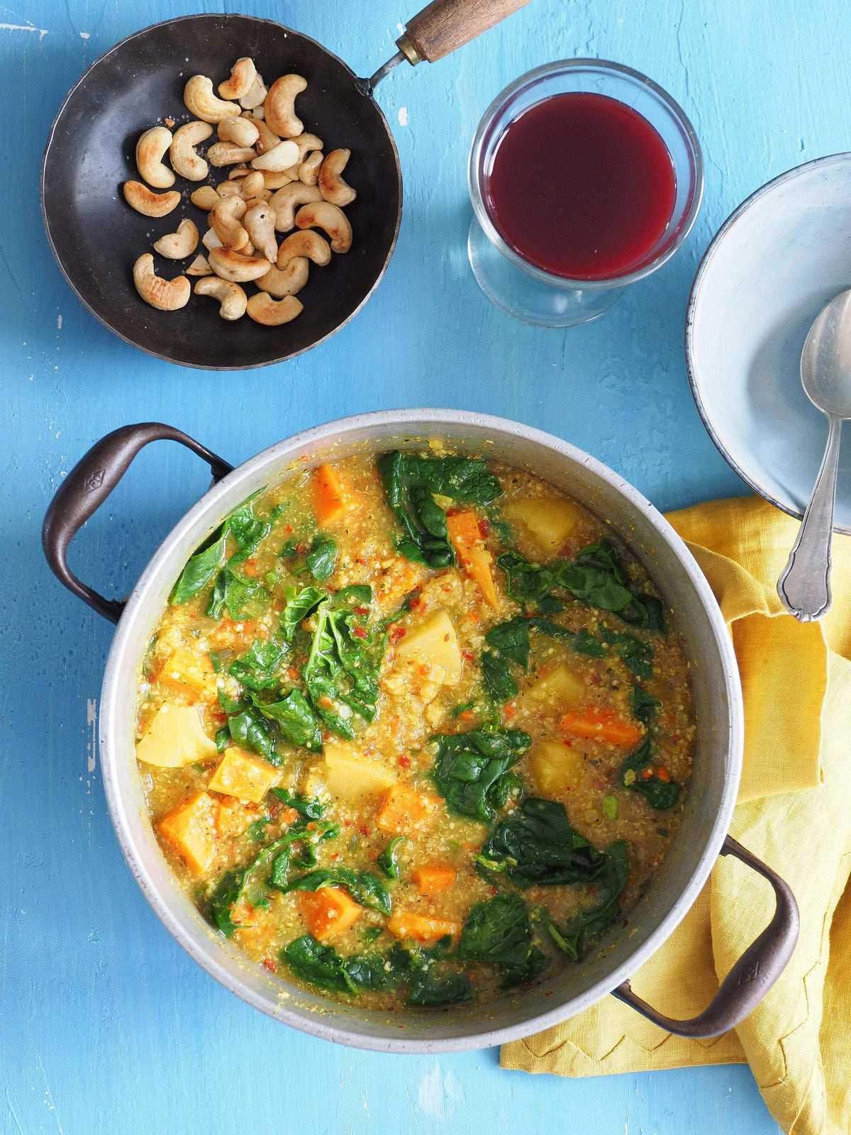 Quinoa-Hirse One-Pot mit Süßkartoffeln, Spinat und Ananas — Reformhaus.de