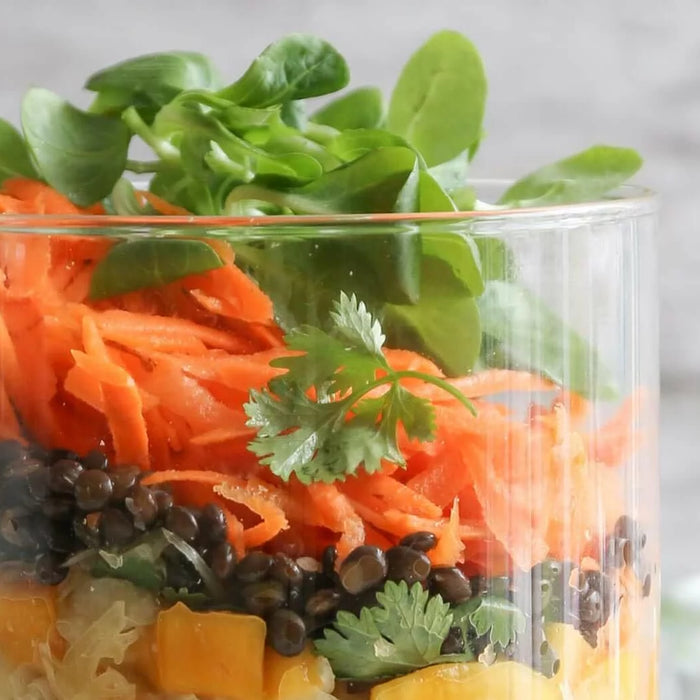 Fruchtiger Sauerkraut-Mango-Cashewkern-Salat mit würziger Quinoa-Hirse-Mischung und cremigem Orangen-Senf-Dressing