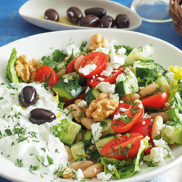 Griechischer Salat mit weißen Bohnen und Tzatziki