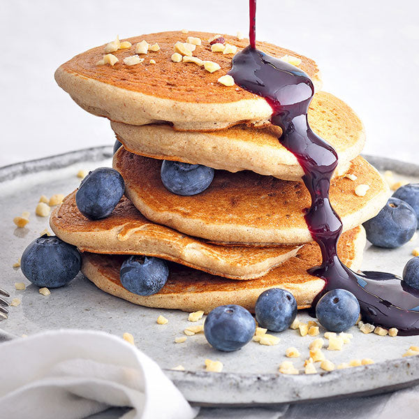Bananen-Buchweizen-Pancakes mit Blaubeersoße
