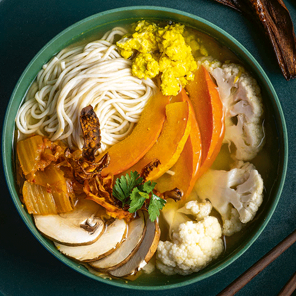 Ramen mit Gemüse, Nudeln und Tofu